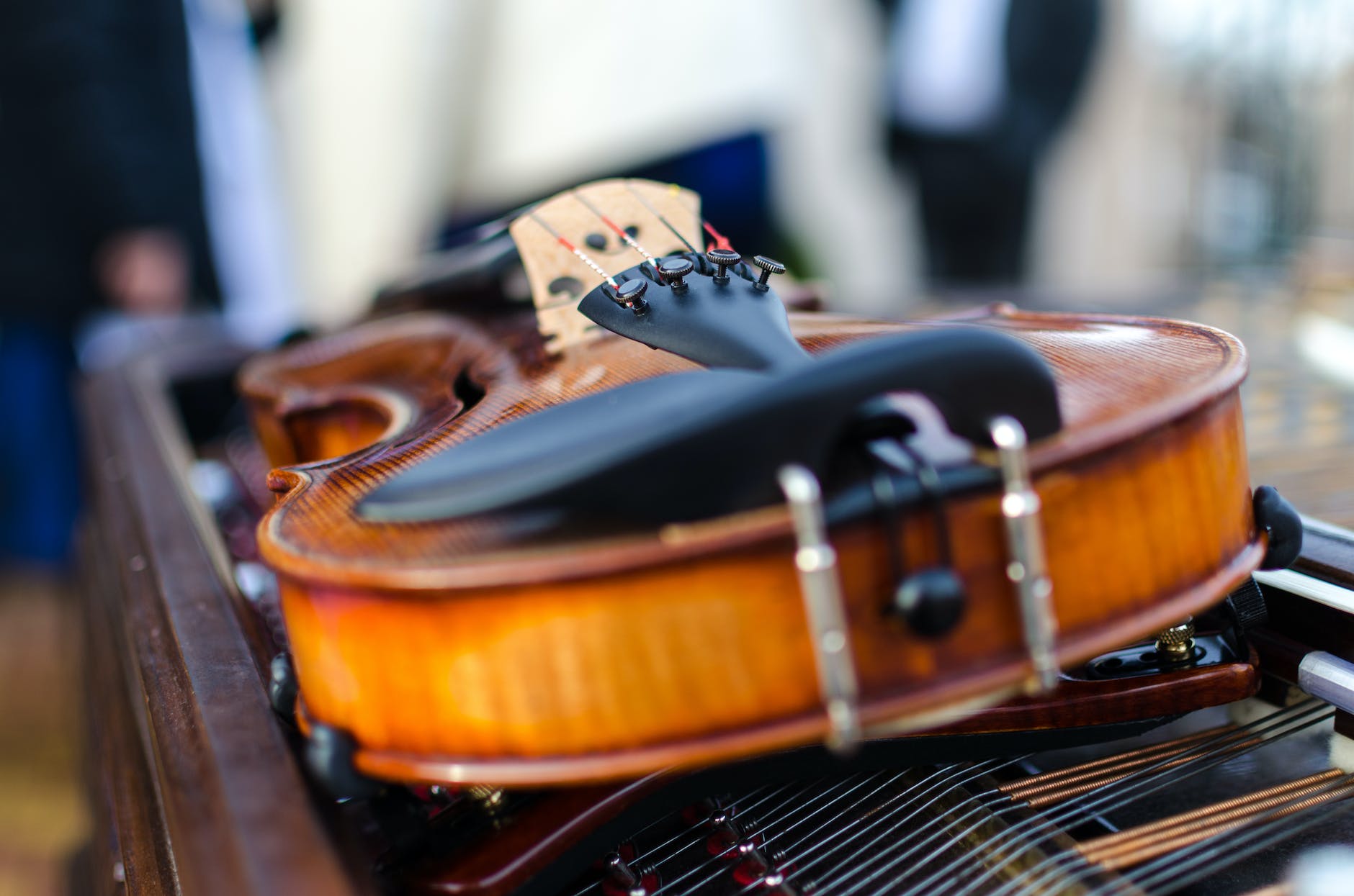 brown string guitar